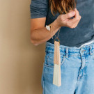 Abanico de madera con pulsera y pompón integrados