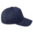 Gorra deportiva con paneles traseros perforados