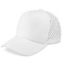 Gorra deportiva con paneles traseros perforados